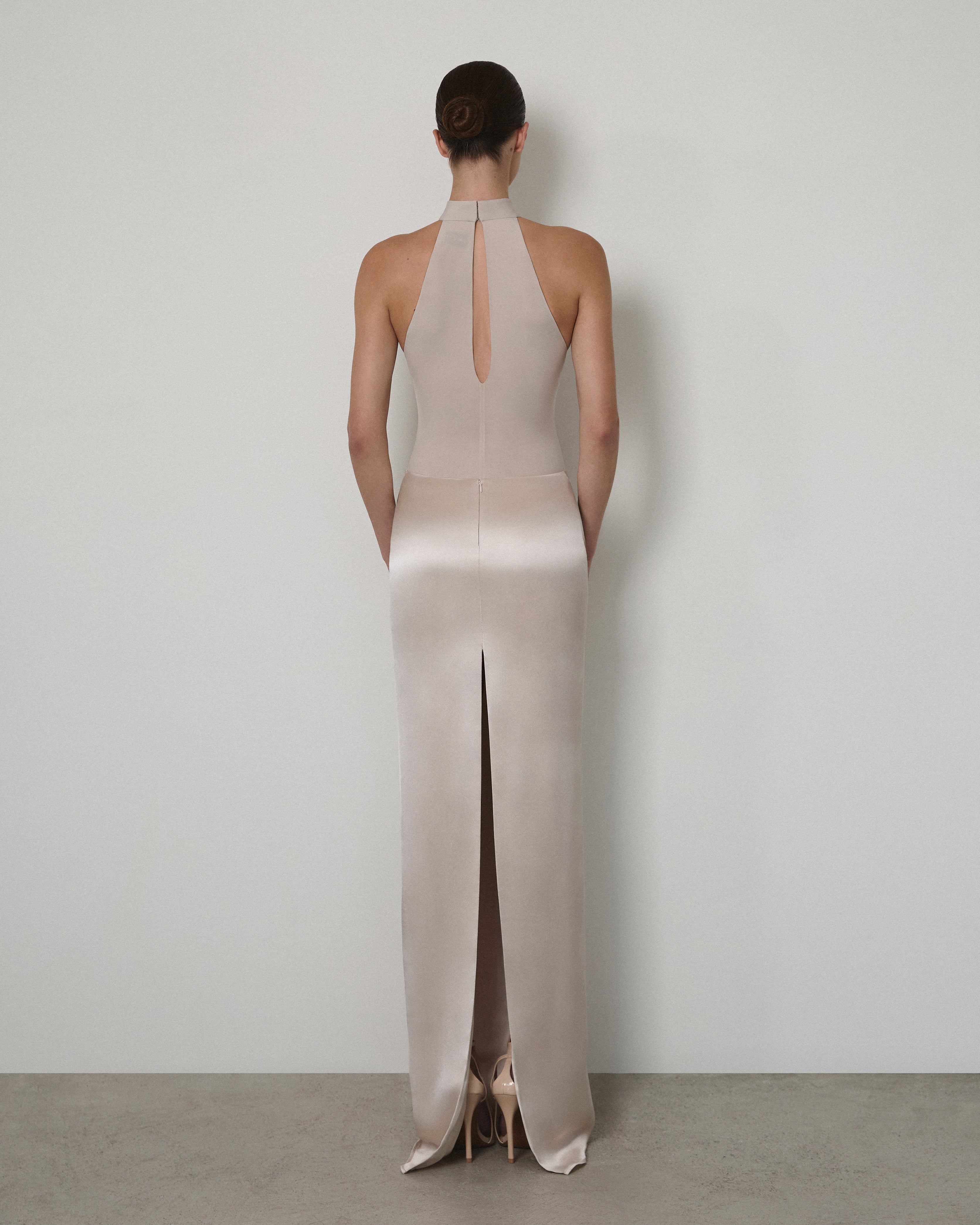 ROUND-NECK SLEEVELESS BODYSUIT PAIRED WITH MAXI SKIRT