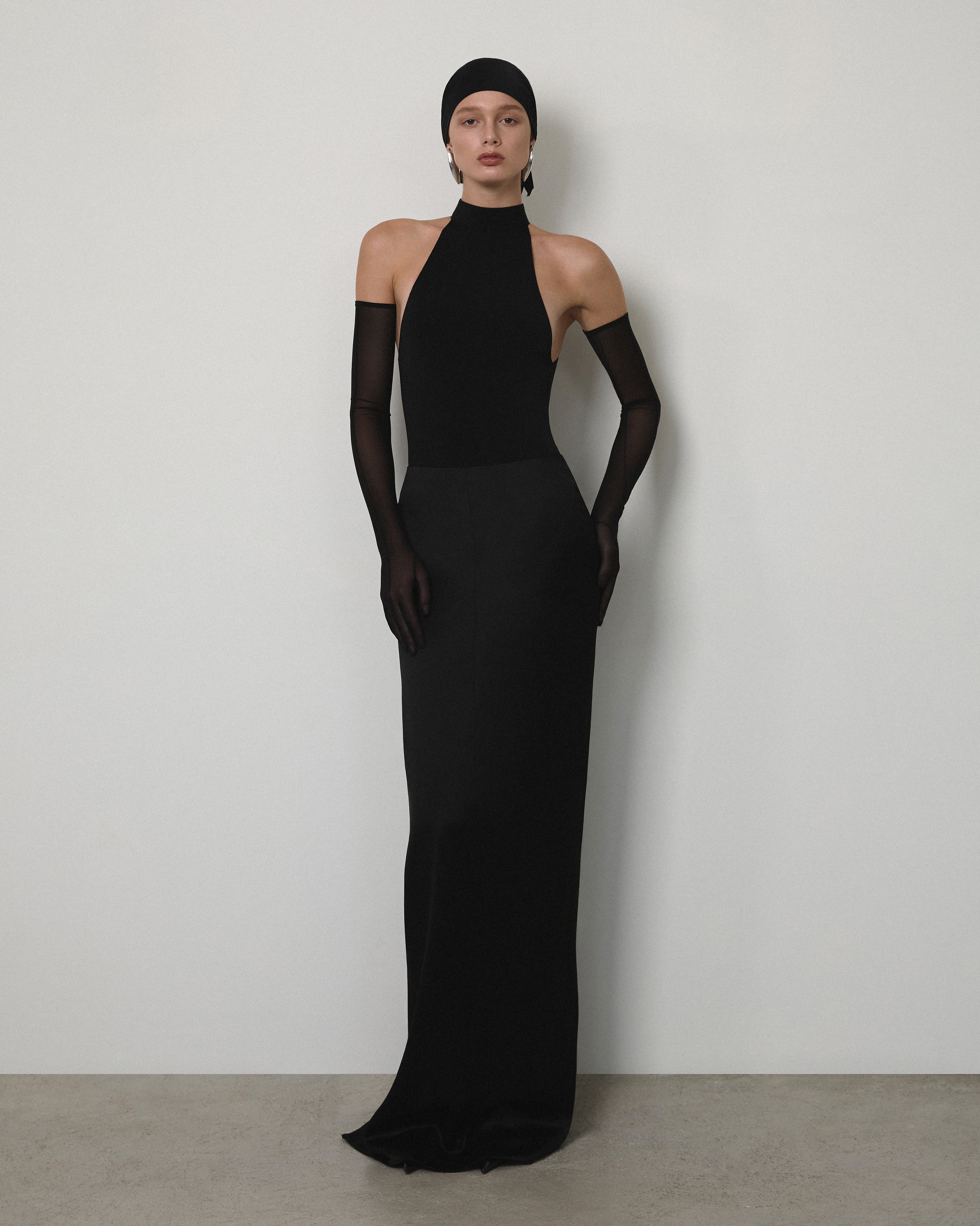 ROUND-NECK SLEEVELESS BODYSUIT PAIRED WITH MAXI SKIRT