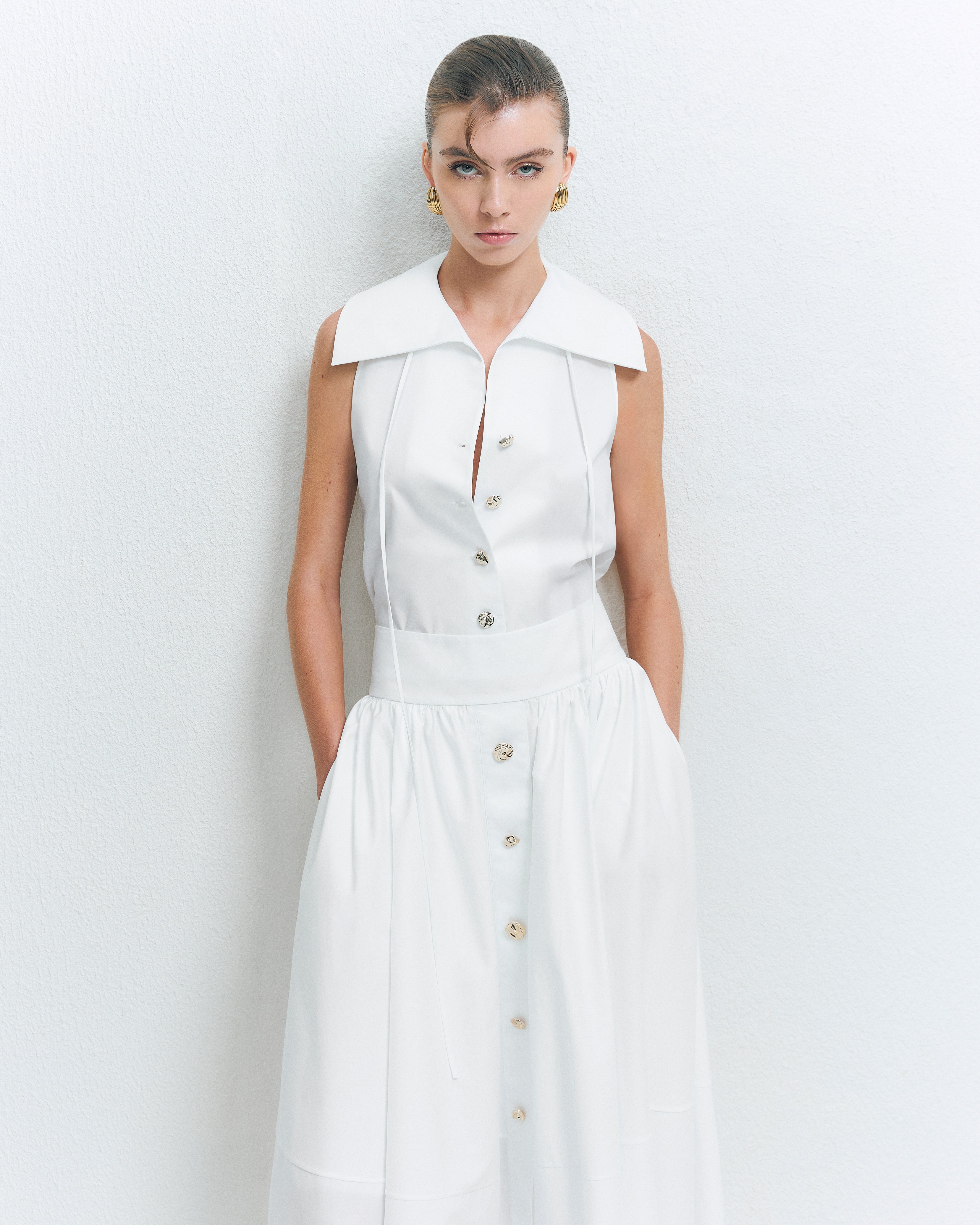 WIDE COLLAR SLEEVELESS CROP SHIRT