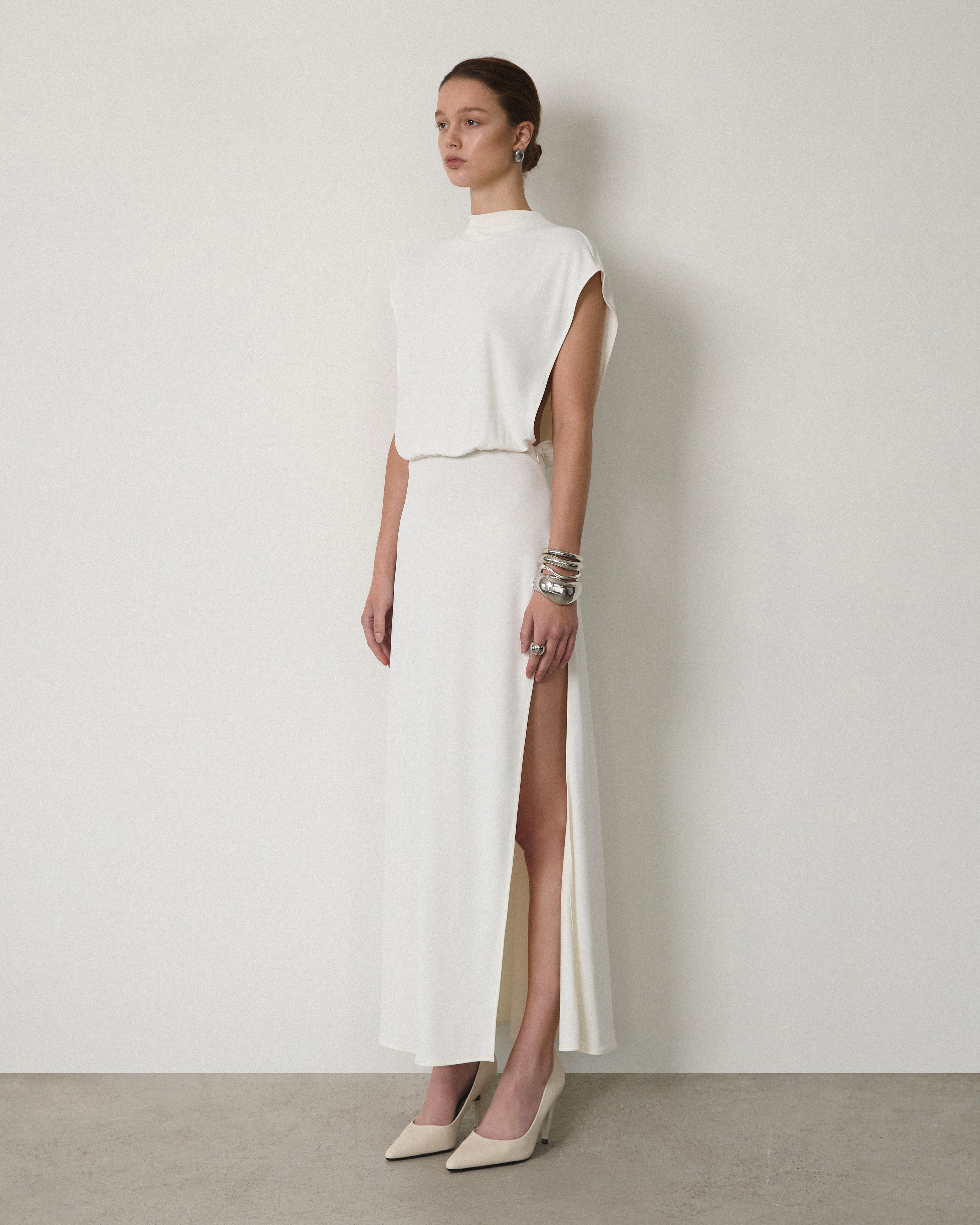 ROUND-NECK SLEEVELESS DRESS