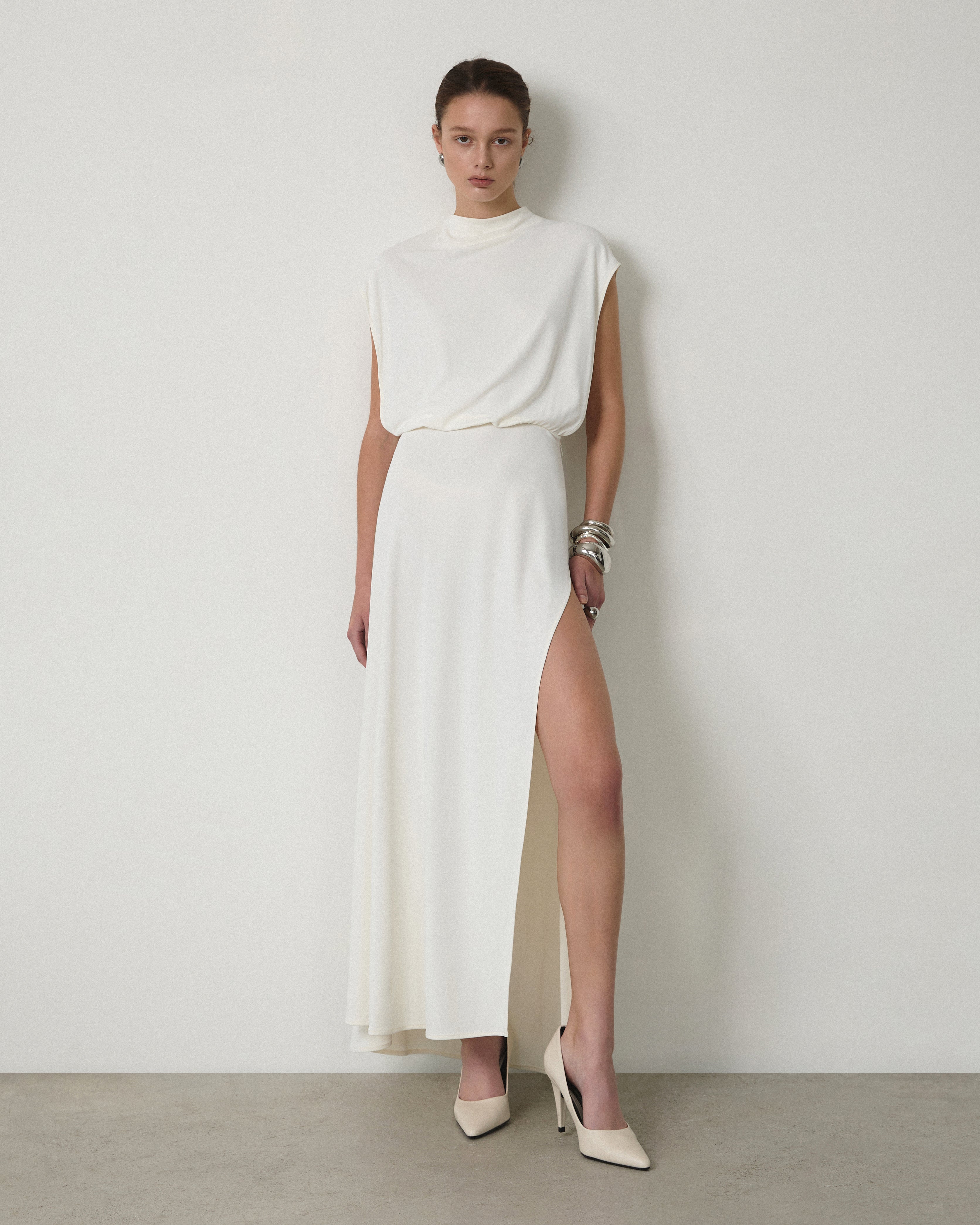 ROUND-NECK SLEEVELESS DRESS