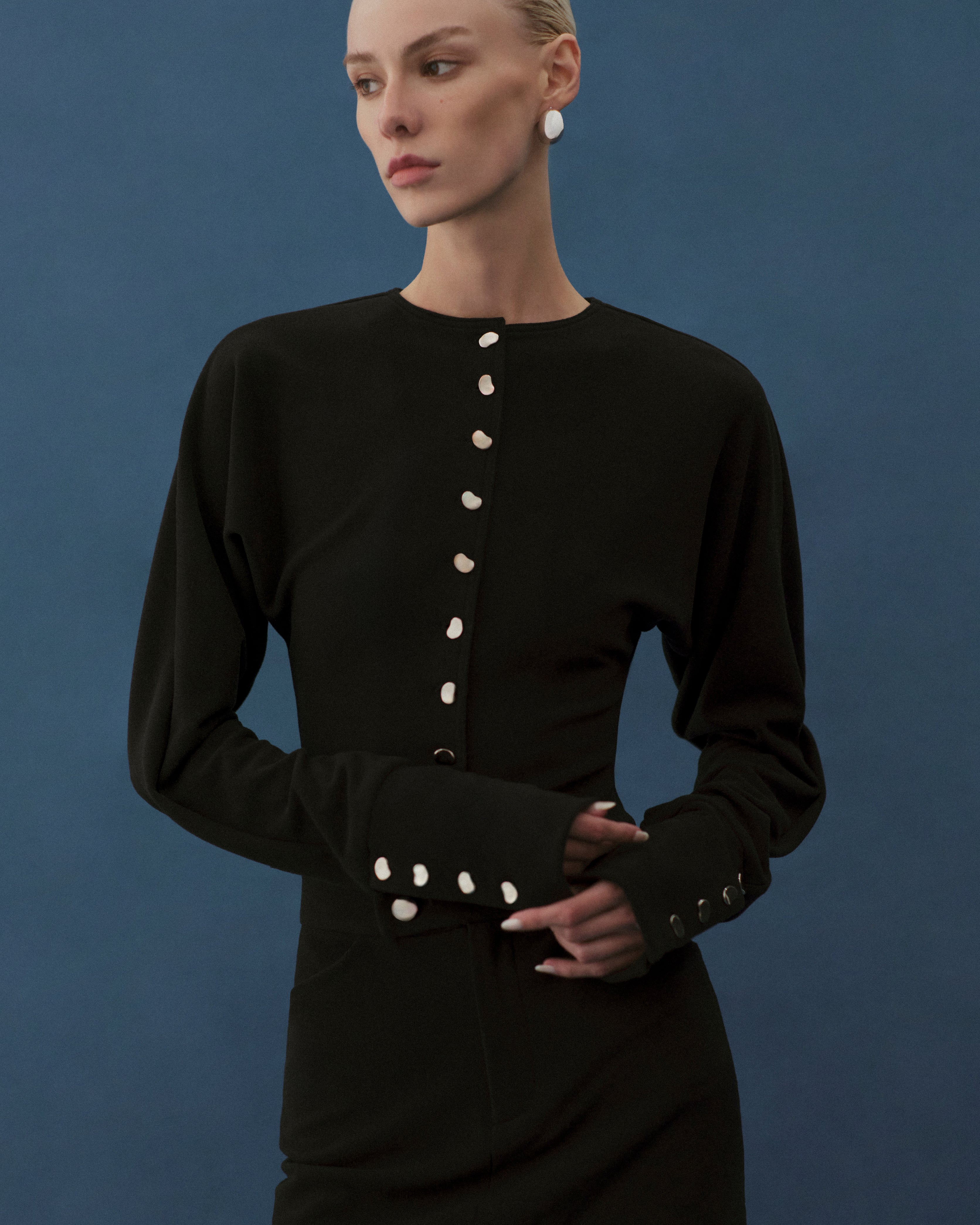 BEAN-BUTTON CARDIGAN