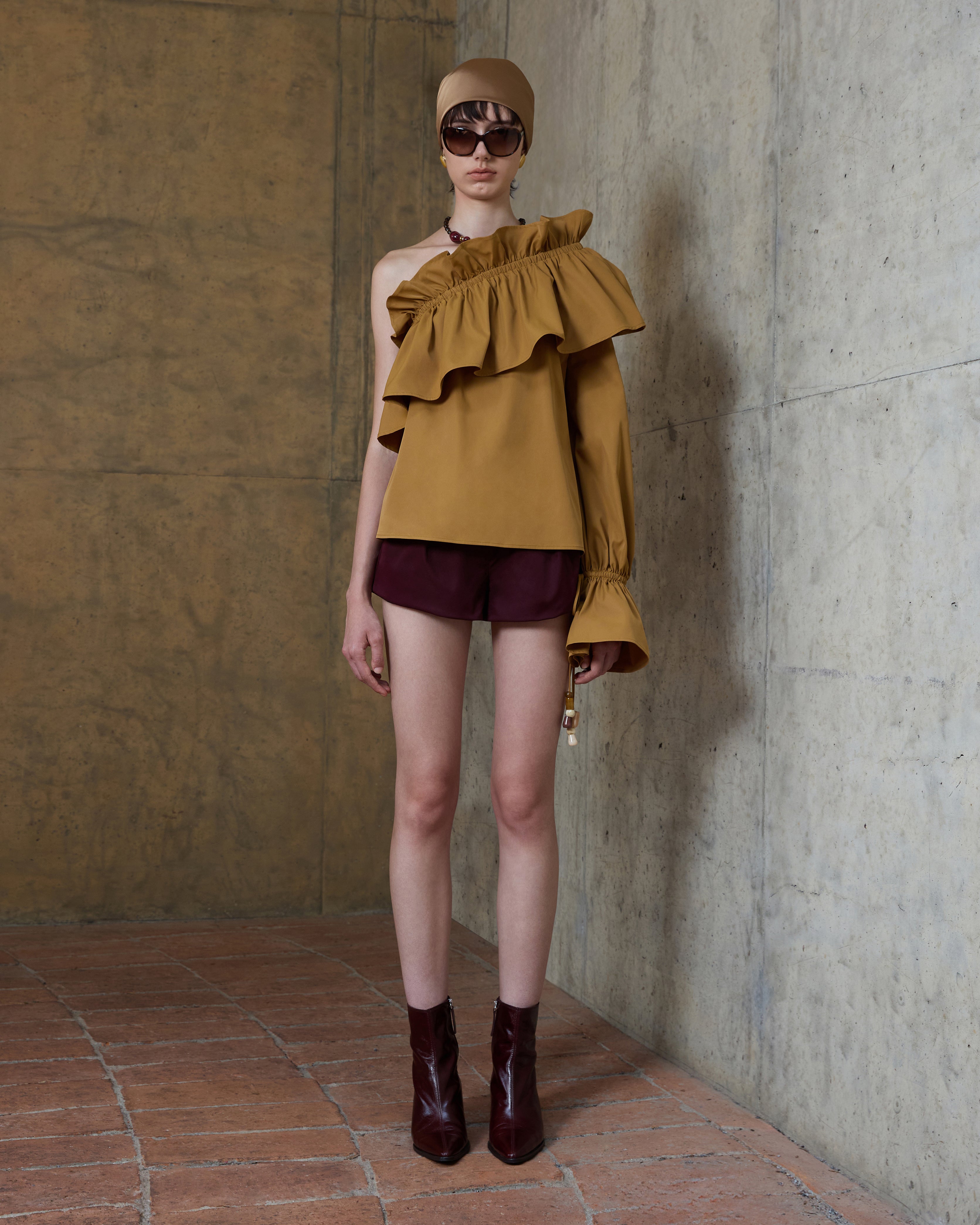 ONE-SHOULDER RUFFLED TOP