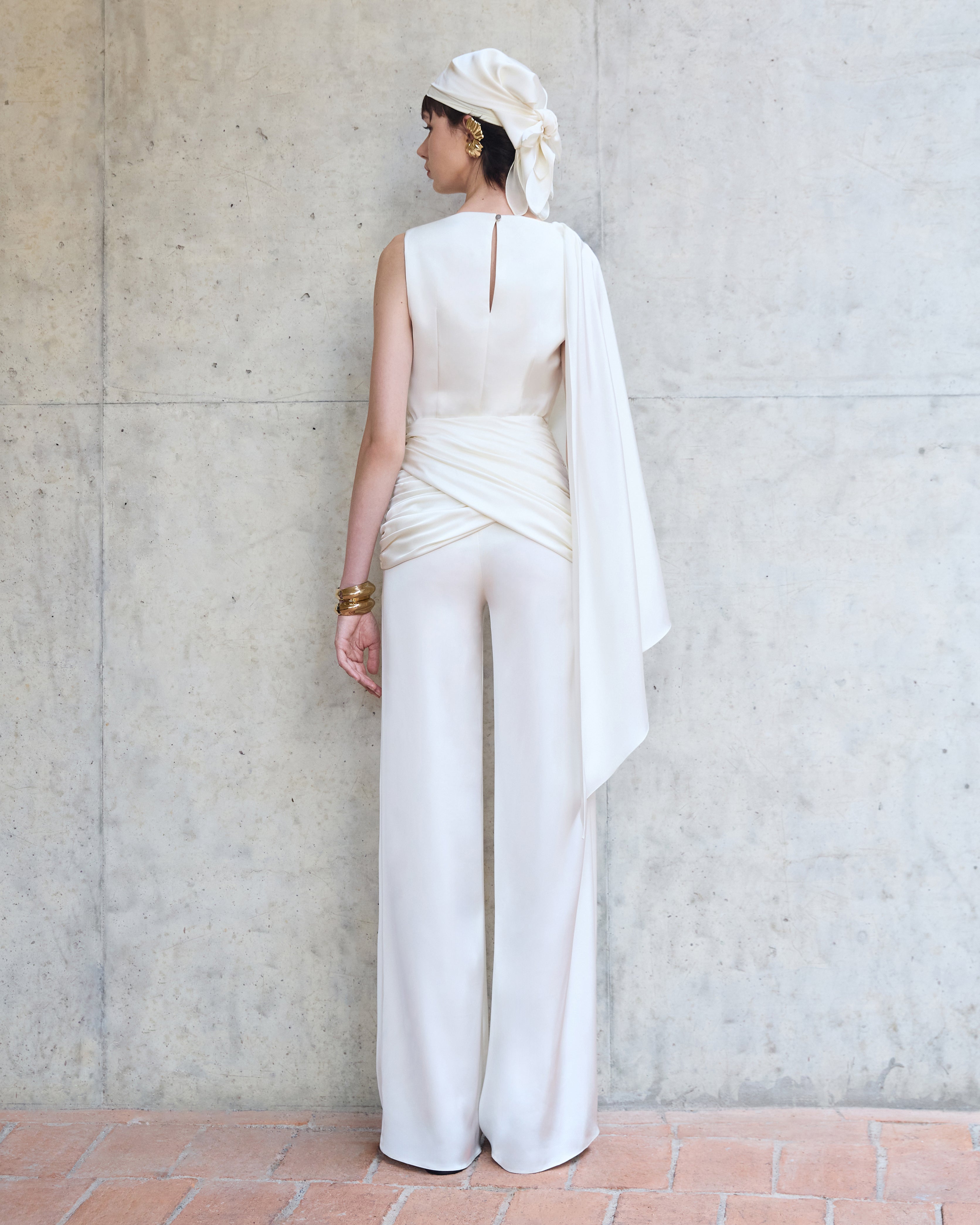 SLEEVES LESS WITH DRAPED CREPE