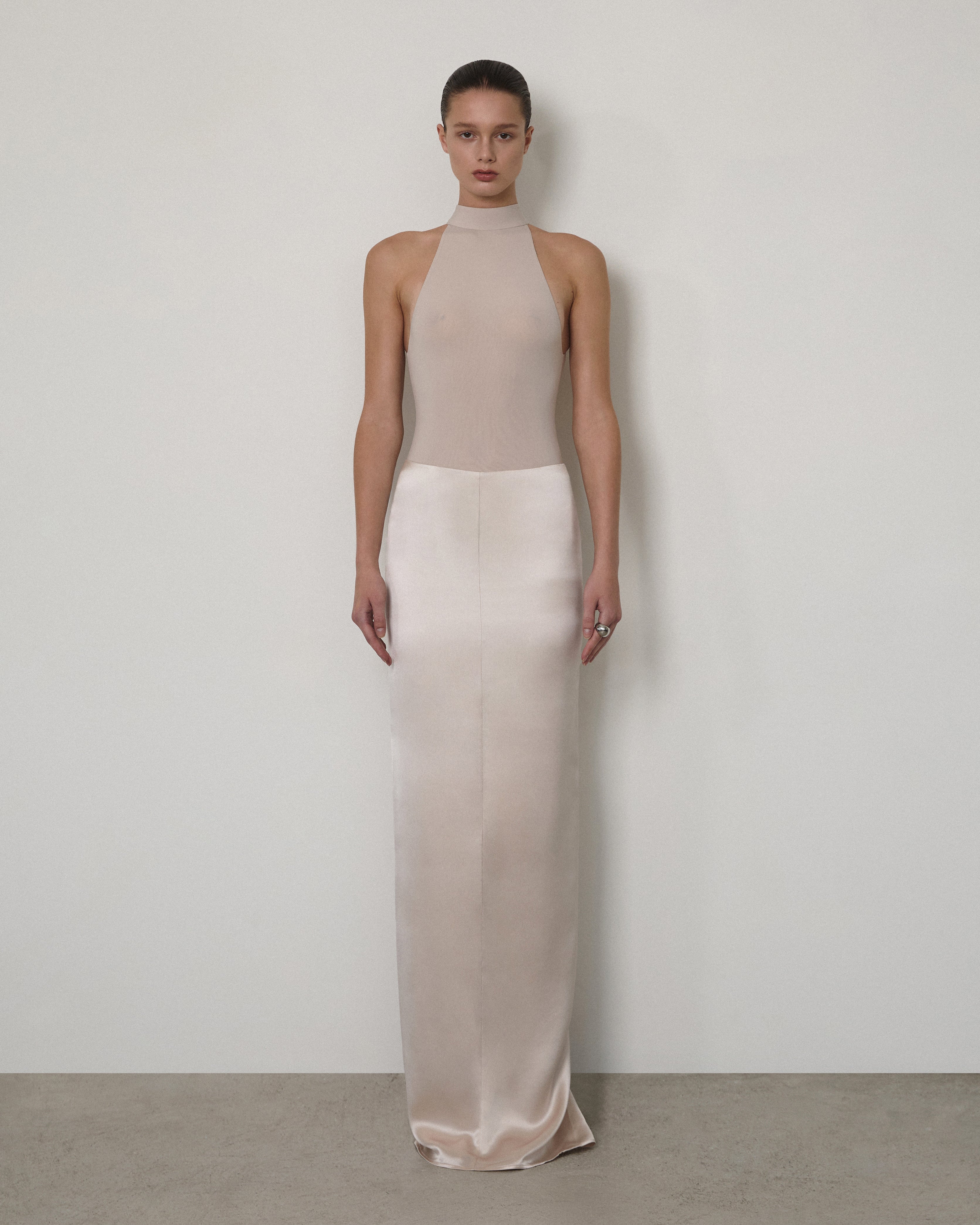 ROUND-NECK SLEEVELESS BODYSUIT PAIRED WITH MAXI SKIRT