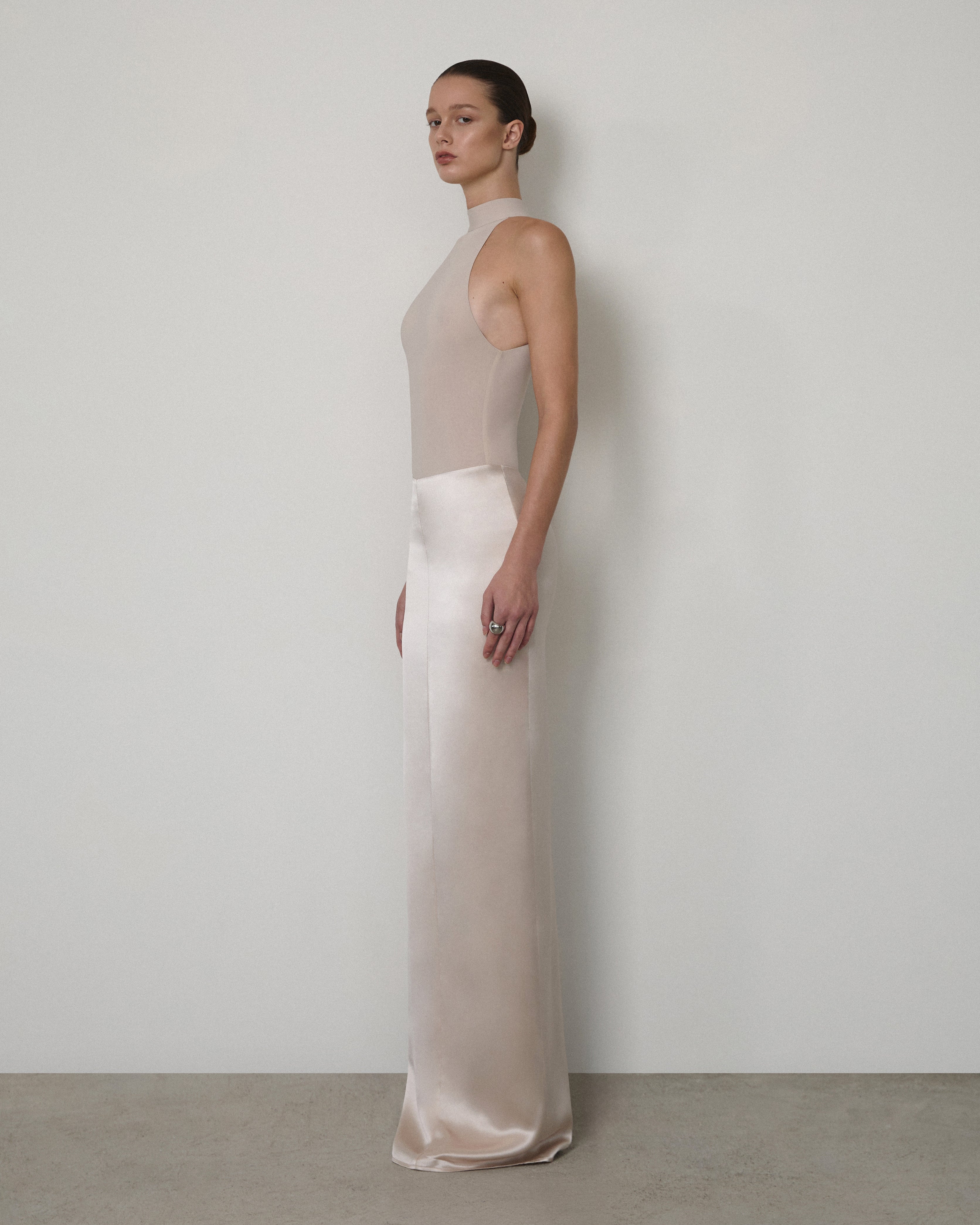 ROUND-NECK SLEEVELESS BODYSUIT PAIRED WITH MAXI SKIRT