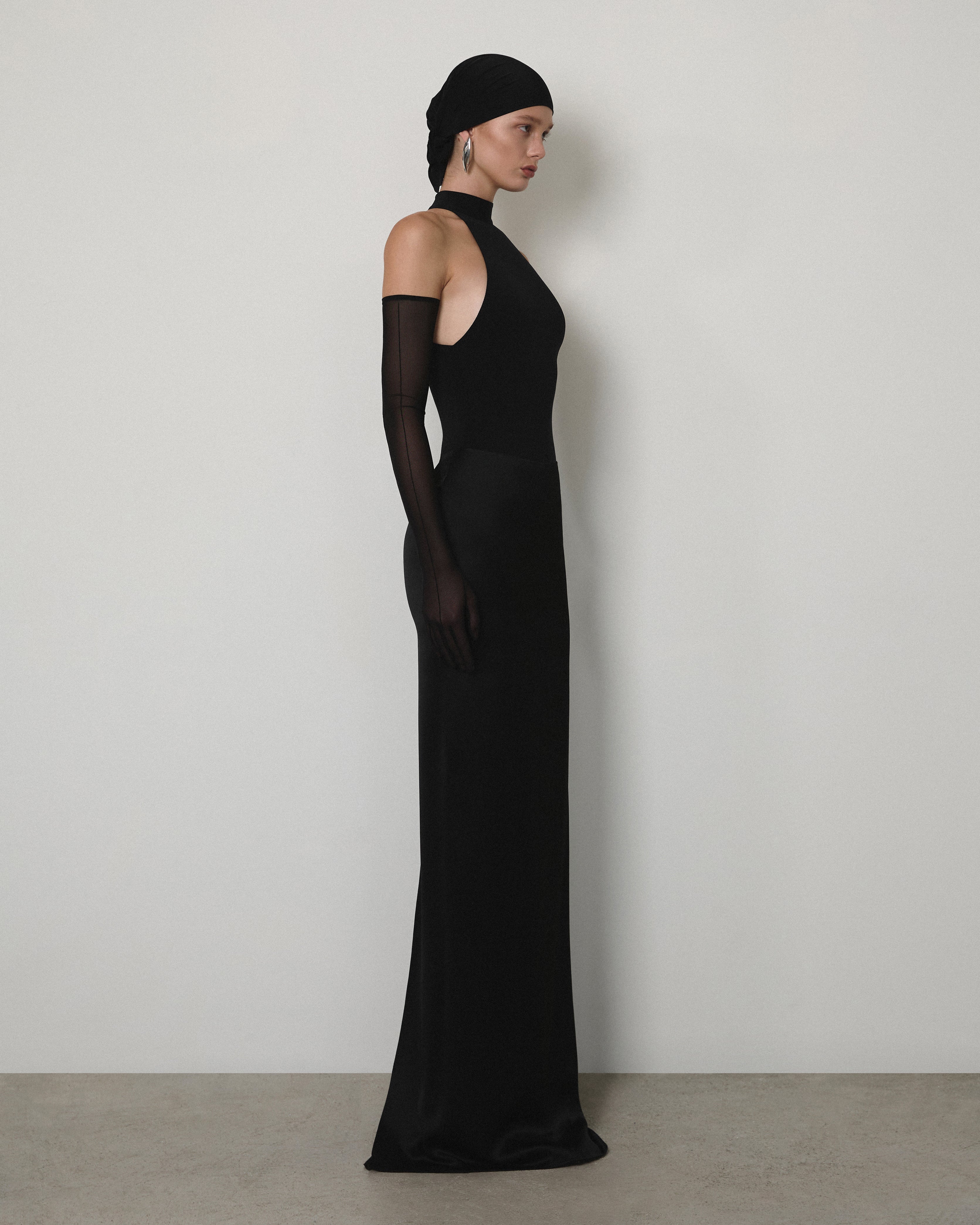 ROUND-NECK SLEEVELESS BODYSUIT PAIRED WITH MAXI SKIRT