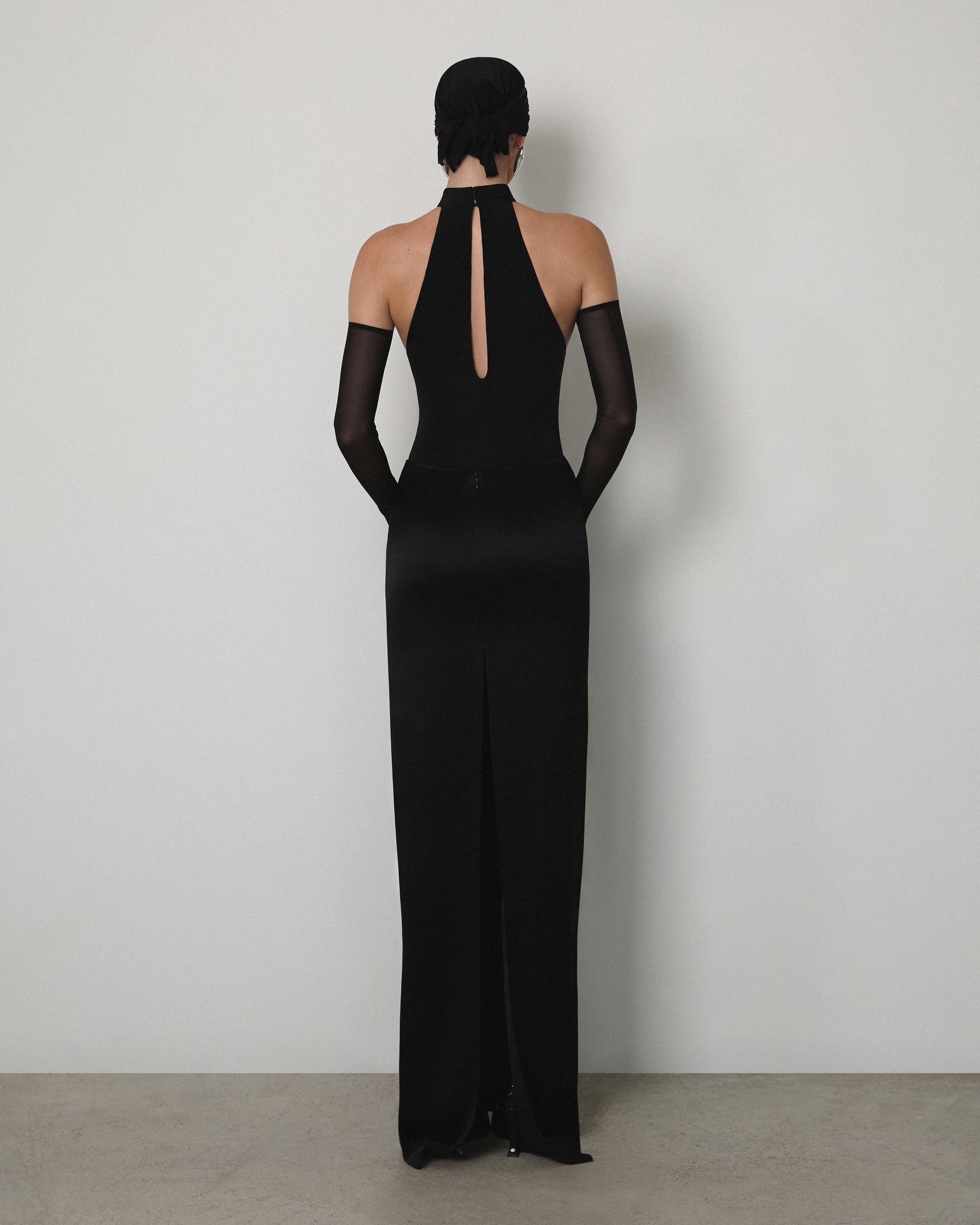 ROUND-NECK SLEEVELESS BODYSUIT PAIRED WITH MAXI SKIRT