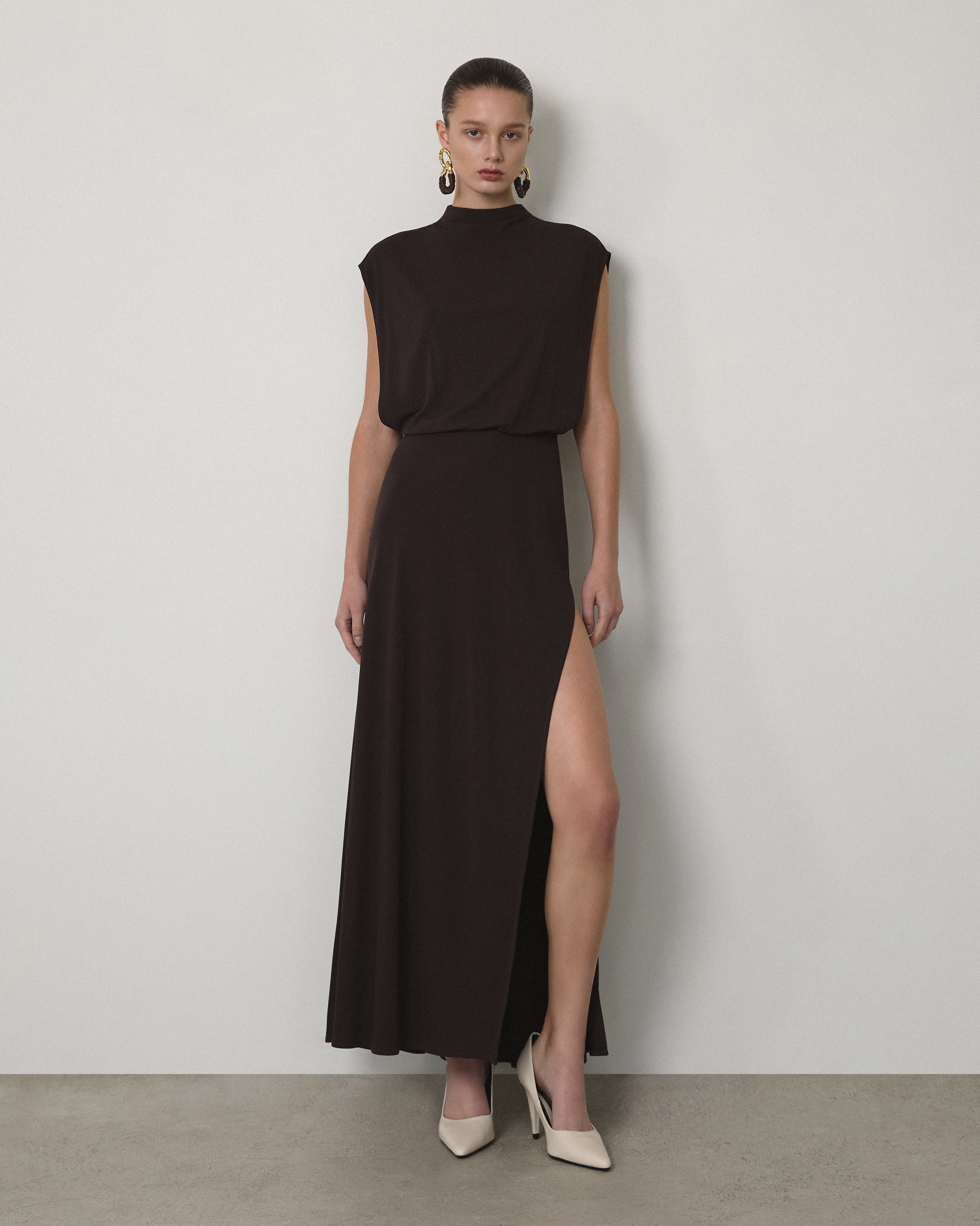 ROUND-NECK SLEEVELESS DRESS