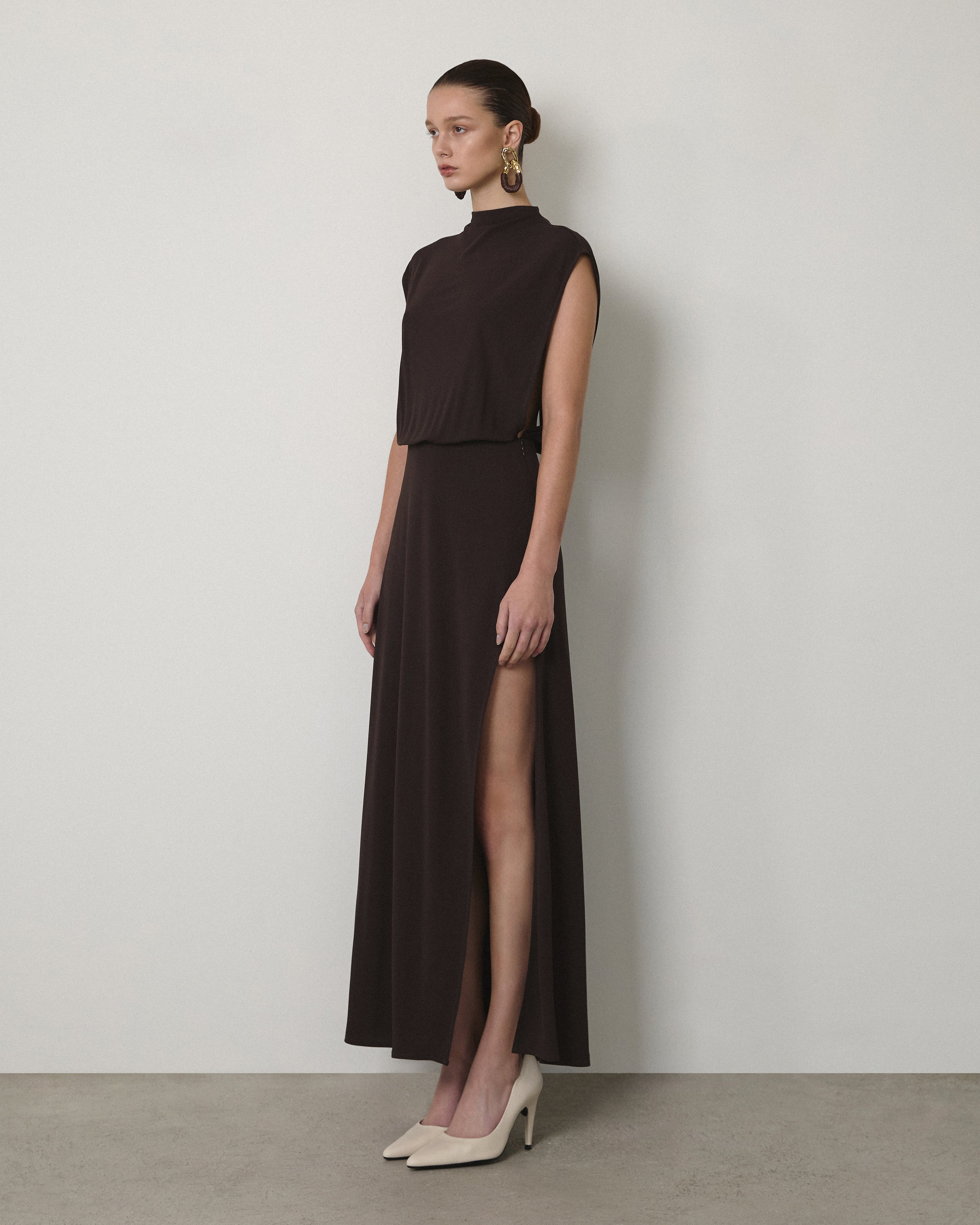ROUND-NECK SLEEVELESS DRESS