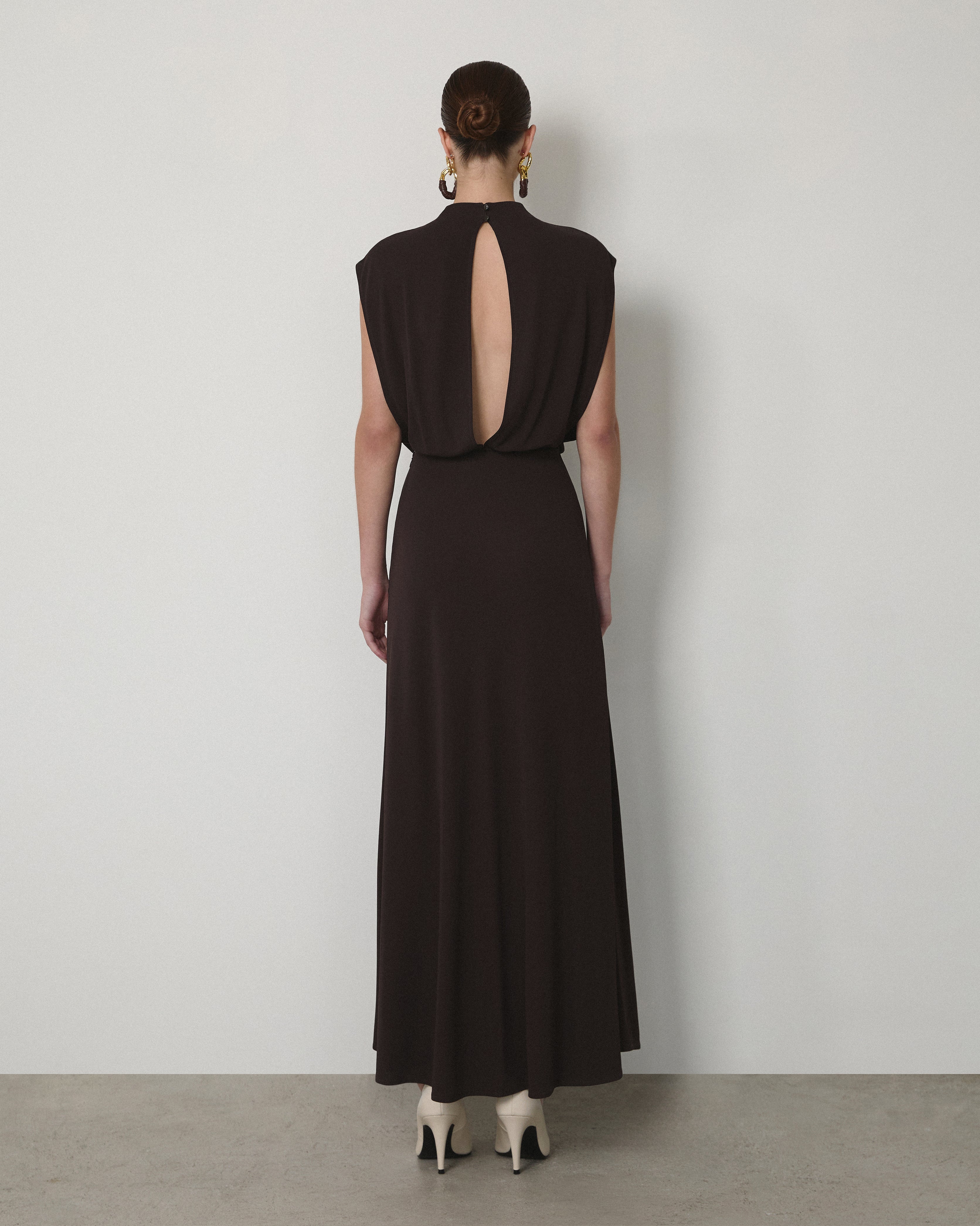 ROUND-NECK SLEEVELESS DRESS