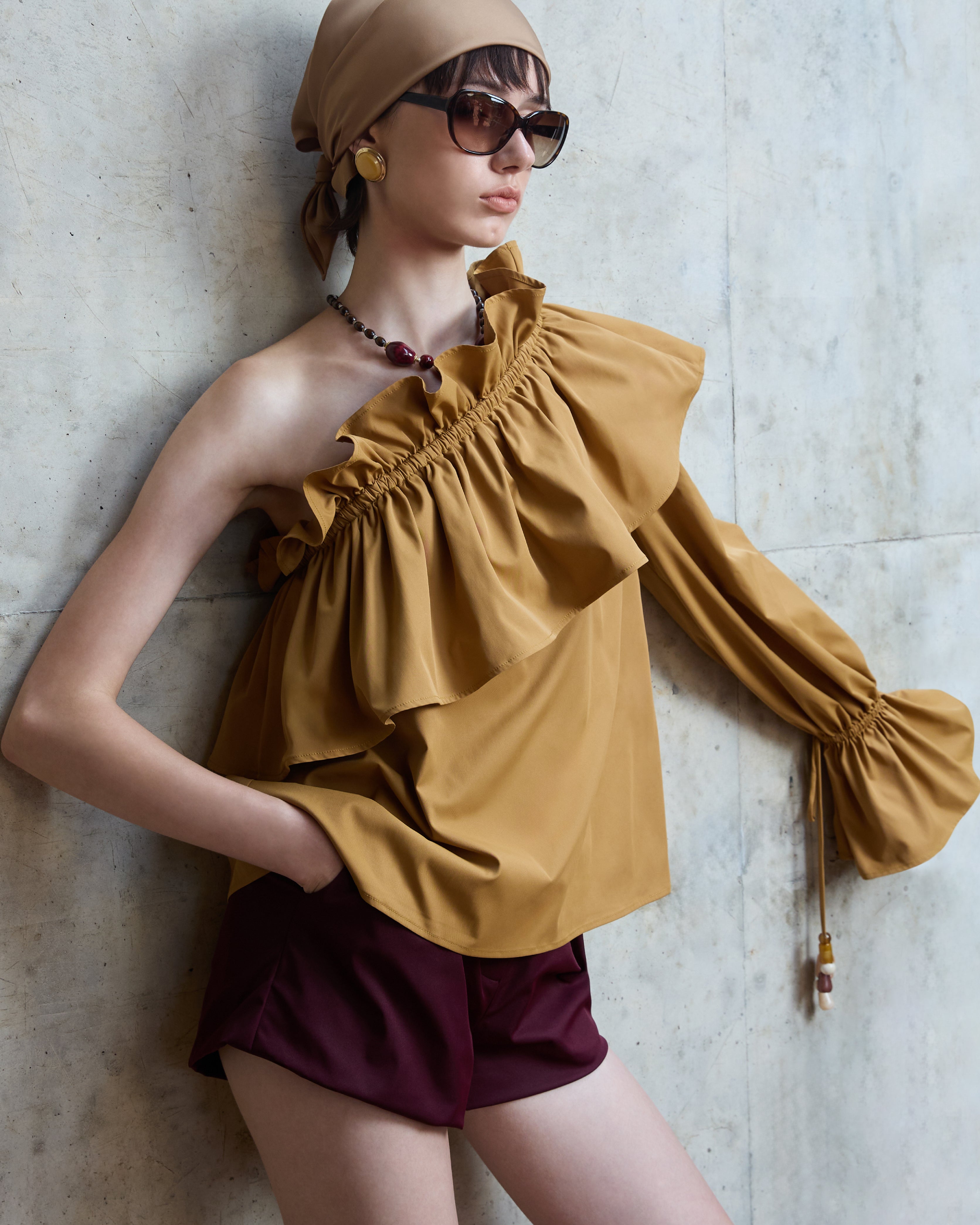 ONE-SHOULDER RUFFLED TOP