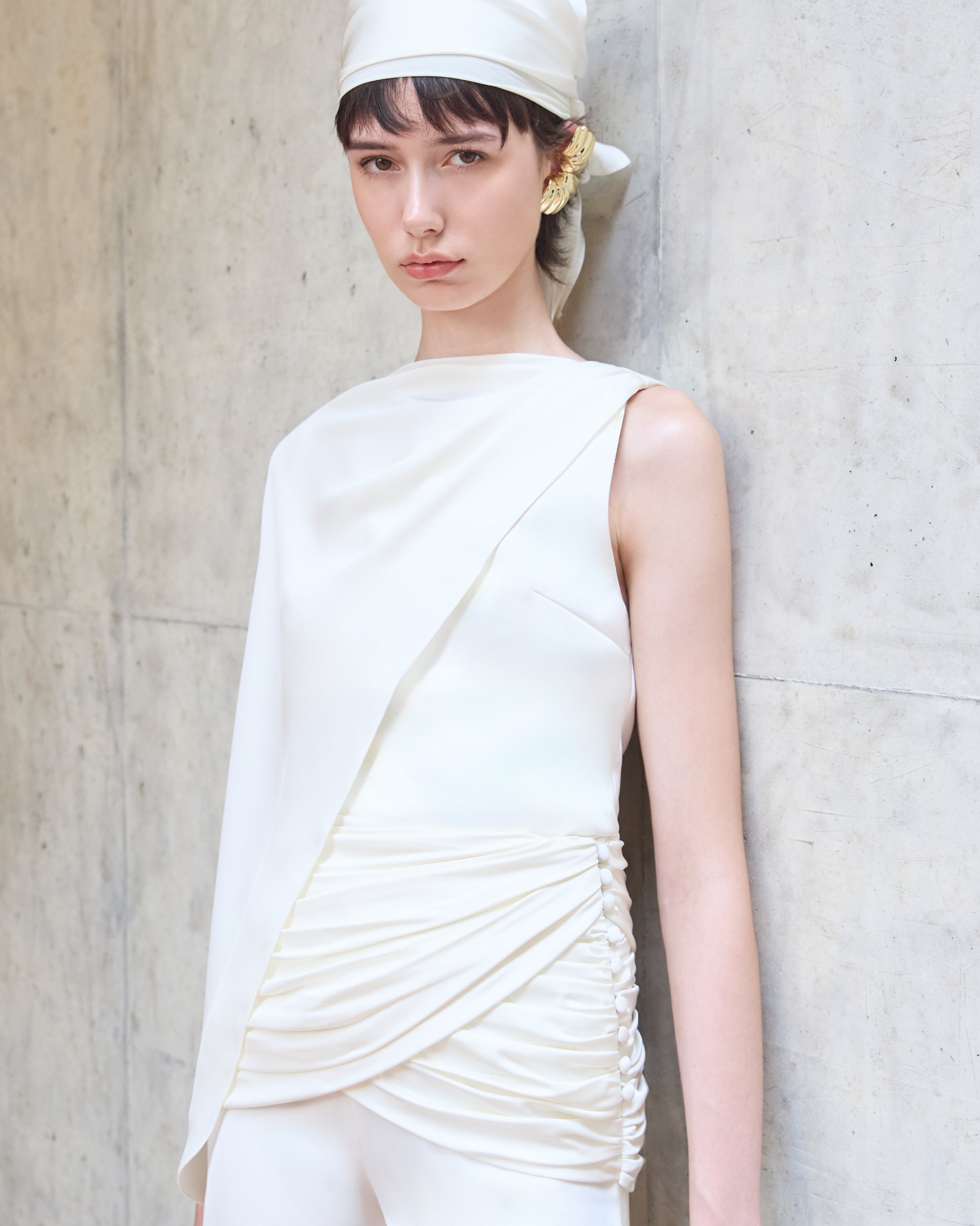 SLEEVES LESS WITH DRAPED CREPE