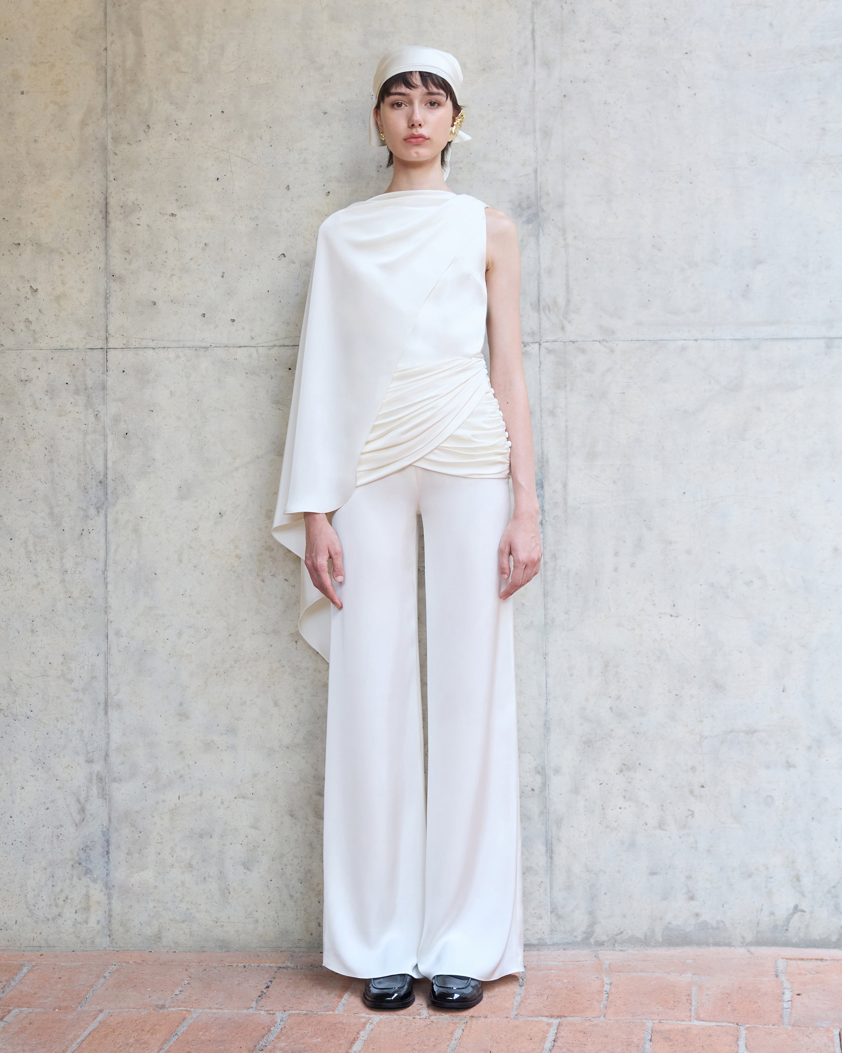 SLEEVES LESS WITH DRAPED CREPE