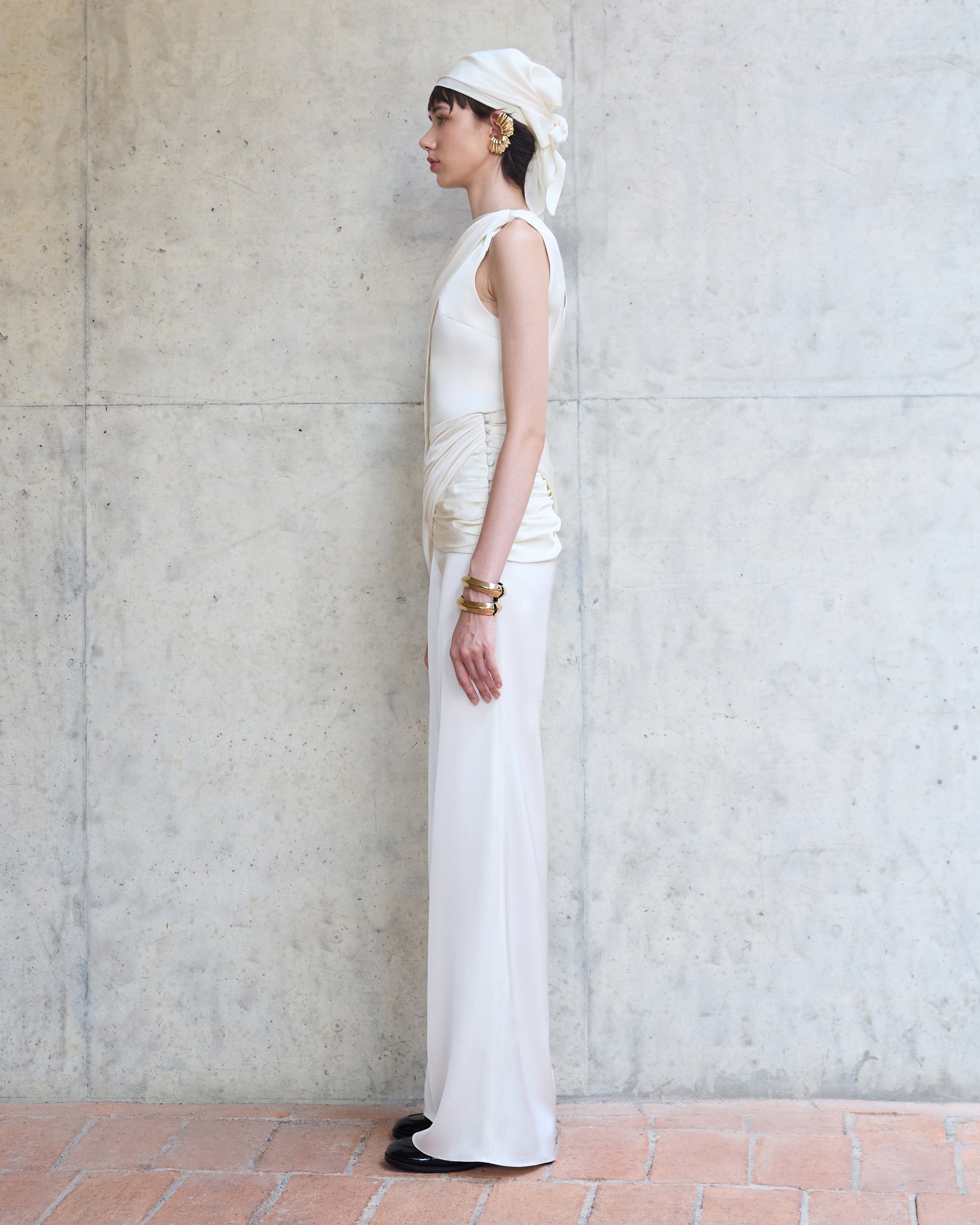 SLEEVES LESS WITH DRAPED CREPE